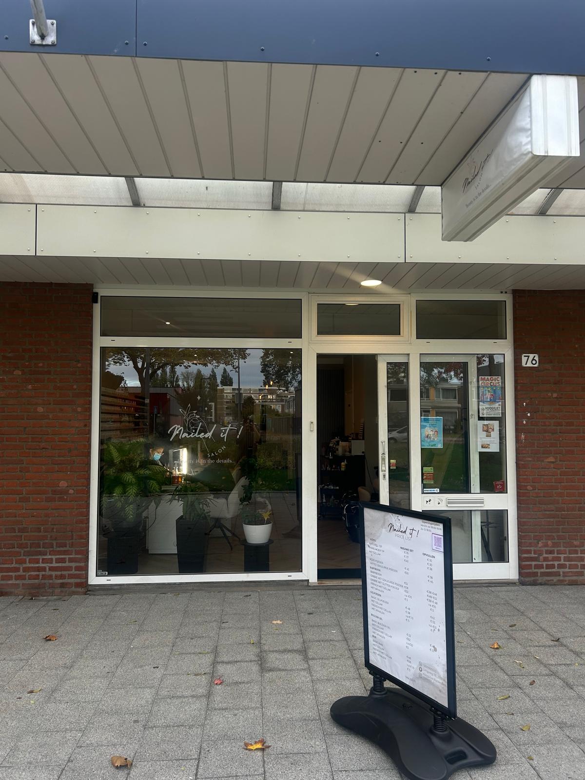 De glazen pui van LNailed it! aan de Lengweg 76, met een stoepbord voor de deur