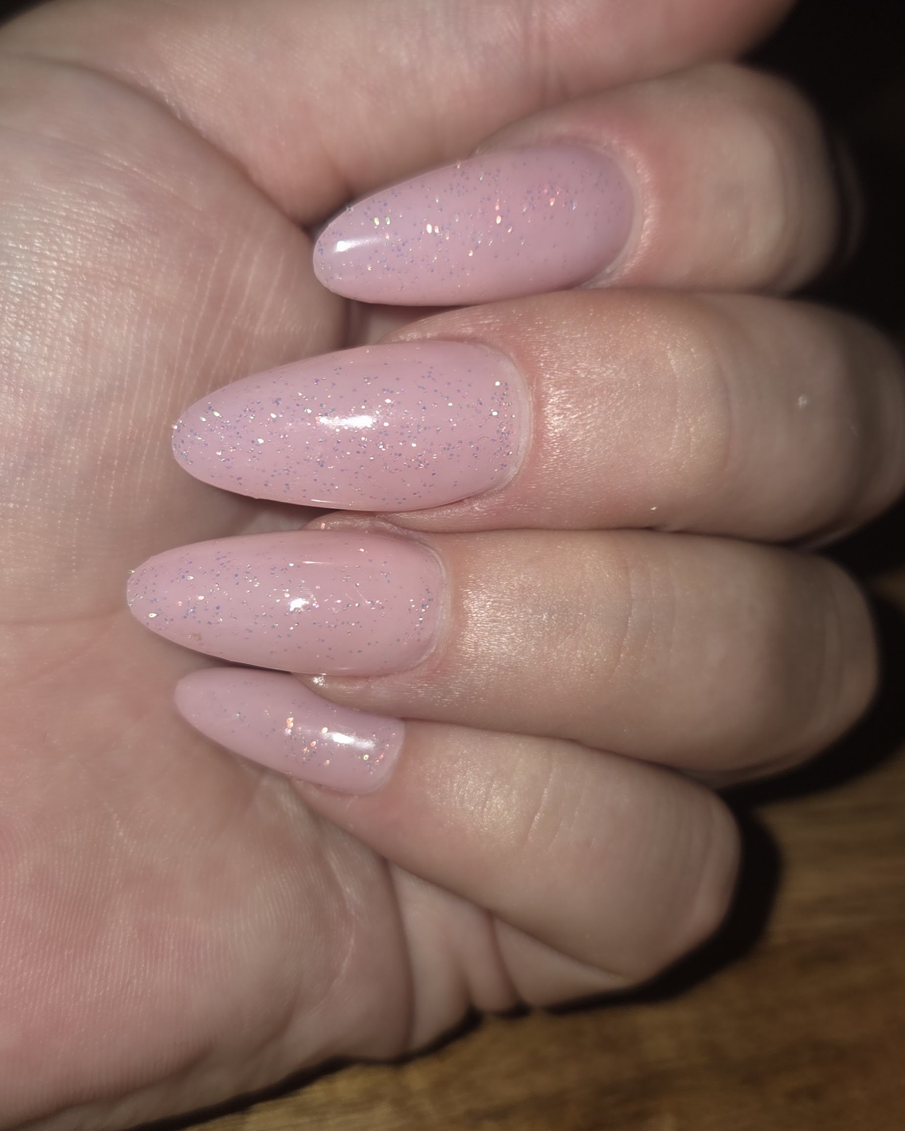 Lange amandelnagels in roze met fijne glitter