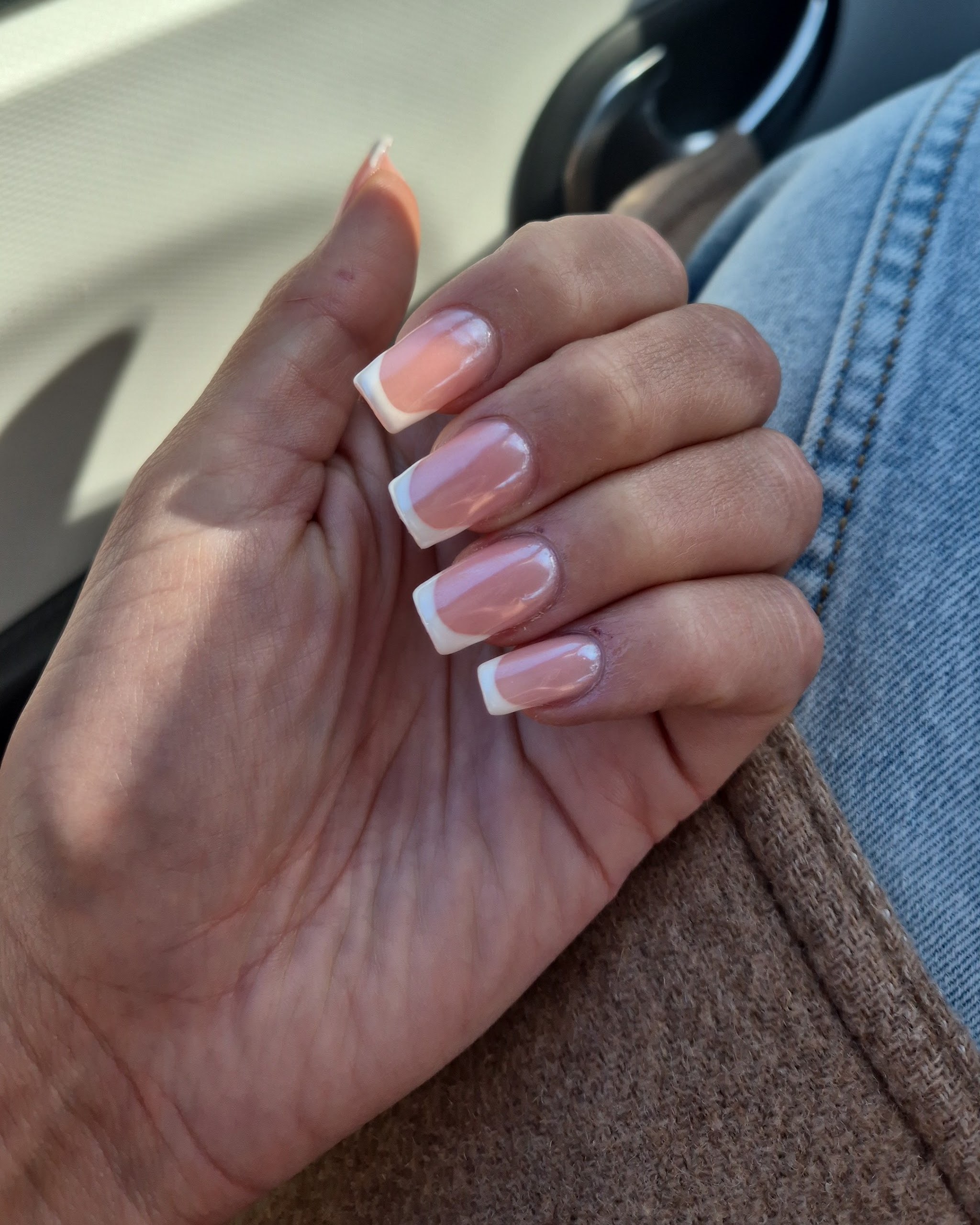 Korte vierkante nagels met een klassieke witte french
