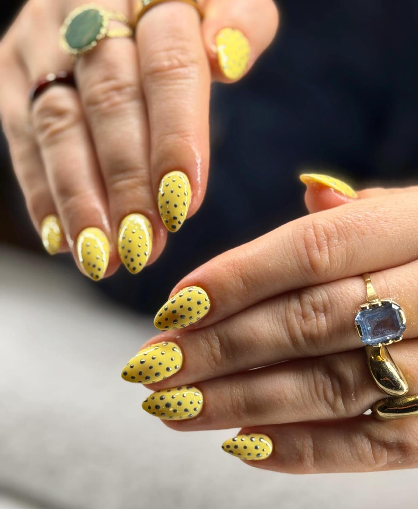 Gele amandelnagels met zwarte chrome stippen